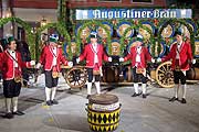 Schäfflertanz 2003 anlässlich der Eröffnung des Augustiner am Dom (Foto: Martin Schmitz)
